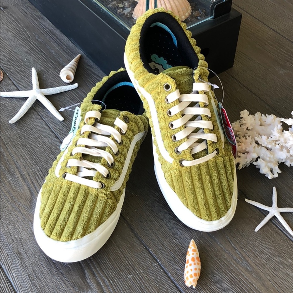 VANS- COMFY CUSH OLD SCHOOL SHOES- EUC